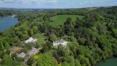 Greenway, River Dart, Güney Devon, İngiltere: DRONE VİEWS: Eskiden efsanevi suç yazarı Agatha Christie 'ye ait olan Greenway House. Greenway House, dünyanın dört bir yanından ziyaretçilerin katıldığı popüler bir İngiliz turizm merkezi.).