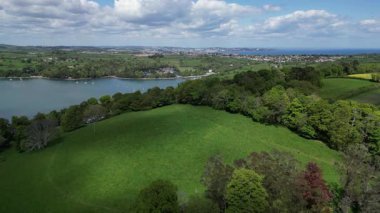 Greenway, River Dart, South Devon, İngiltere: DRONE VİEWS: Dart Tepeleri üzerinden Galmpton Creek 'e doğru uçmak; Torbay denizi uzaktadır. Güney Devon, İngiltere 'de popüler bir tatil ve emeklilik alanıdır (3.).