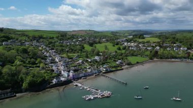 Greenway, River Dart, Güney Devon, İngiltere: DRONE VİEWS: Dittisham köyünün Dart Nehri üzerinde daire çiziyor. Güney Devon, İngiltere 'de popüler bir tatil beldesi ve emeklilik alanıdır (2.).