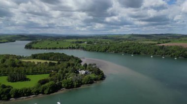 Greenway, River Dart, Güney Devon, İngiltere: DRONE VİEWS: Nehir Dart 'ı üzerindeki demirlemiş tekne ve mülklerin üzerinden kuzeye doğru uçuyor. Güney Devon, İngiltere 'de popüler bir tatil ve emeklilik alanıdır (3.).