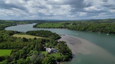 Greenway, River Dart, Güney Devon, İngiltere: DRONE VİEWS: Nehir Dart 'ı üzerindeki demirlemiş tekne ve mülklerin üzerinden kuzeye doğru uçuyor. Güney Devon, İngiltere 'de popüler bir tatil beldesi ve emeklilik alanıdır (3.).