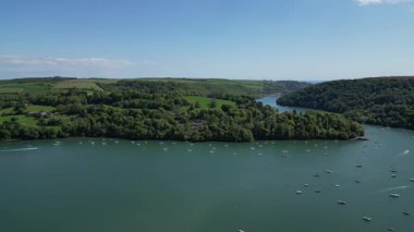 Greenway, River Dart, Güney Devon, İngiltere: DRONE VİEWS: Eskiden Agatha Christie 'ye ait olan Dart Nehri' nin üzerinden güneye doğru uçuyor. Güney Devon, İngiltere 'de popüler bir tatil beldesi ve emeklilik alanıdır.).