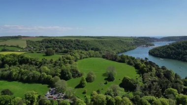 Greenway, River Dart, Güney Devon, İngiltere: DRONE VİEWS: Eskiden Agatha Christie 'ye ait olan Dart Nehri' nin üzerinden güneye doğru uçuyor. Güney Devon, İngiltere 'de popüler bir tatil ve emeklilik alanıdır (3.).