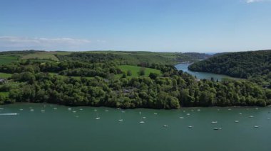 Greenway, River Dart, Güney Devon, İngiltere: DRONE VİEWS: Eskiden Agatha Christie 'ye ait olan Dart Nehri' nin üzerinden güneye doğru uçuyor. Güney Devon, İngiltere 'de popüler bir tatil beldesi ve emeklilik alanıdır (3.).