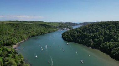 Greenway, River Dart, South Devon, İngiltere: DRONE VİEWS: The River Dart eski sahibi yazar Agatha Christie 'nin sahibi olduğu Greenway House (solda) için tekne iskelesini geçti. Güney Devon popüler bir İngiltere tatil beldesidir (2).