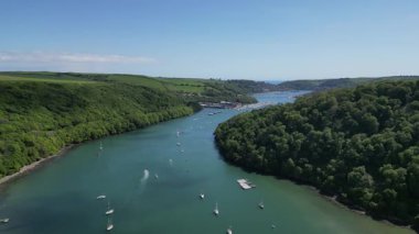 Greenway, River Dart, South Devon, İngiltere: DRONE VİEWS: The River Dart eski sahibi yazar Agatha Christie 'nin sahibi olduğu Greenway House (solda) için tekne iskelesini geçti. Güney Devon popüler bir İngiltere tatil beldesidir (1).