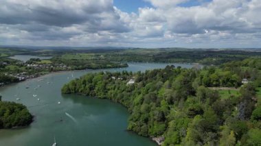Greenway, River Dart, Güney Devon, İngiltere: DRONE VİEWS: Eskiden efsanevi suç yazarı Agatha Christie 'ye ait olan Greenway House. Greenway House, dünyanın dört bir yanından ziyaretçilerin katıldığı popüler bir İngiliz turizm merkezi.).