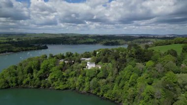 Greenway, River Dart, Güney Devon, İngiltere: DRONE VİEWS: Eskiden efsanevi suç yazarı Agatha Christie 'ye ait olan Greenway House. Greenway House, dünyanın dört bir yanından ziyaretçilerin katıldığı popüler bir İngiliz turizm merkezi.).