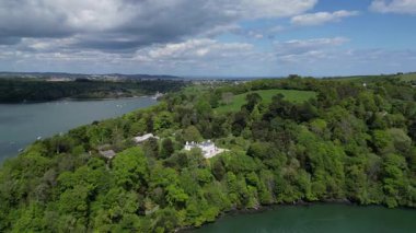 Greenway, River Dart, Güney Devon, İngiltere: DRONE VİEWS: Eskiden efsanevi suç yazarı Agatha Christie 'ye ait olan Greenway House. Greenway House, dünyanın dört bir yanından ziyaretçilerin katıldığı popüler bir İngiliz turizm merkezi.).