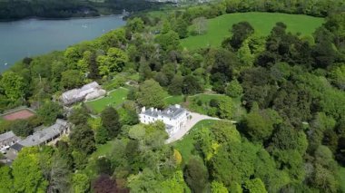 Greenway, River Dart, Güney Devon, İngiltere: DRONE VİEWS: Eskiden efsanevi suç yazarı Agatha Christie 'ye ait olan Greenway House. Greenway House, dünyanın dört bir yanından ziyaretçilerin katıldığı popüler bir İngiliz turizm merkezidir (Fotoğraf: 1 / 7).