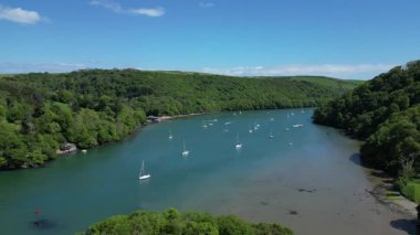Greenway, River Dart, Güney Devon, İngiltere: DRONE VİEWS: Nehir Dart üzerinde demirli yatların üzerinden güneye doğru uçuyor. Güney Devon, İngiltere 'de popüler bir tatil ve emeklilik alanıdır..
