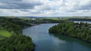 Greenway, River Dart, Güney Devon, İngiltere: DRONE VİEWS: Nehrin sol kıyısındaki Dittisham köyü ile nehir dartının üzerinden kuzeye doğru uçmak. Güney Devon, İngiltere 'de popüler bir tatil ve emeklilik alanıdır..