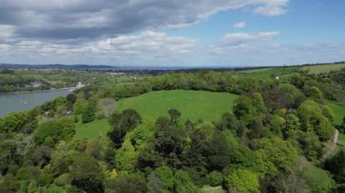 Greenway, River Dart, South Devon, İngiltere: DRONE ViEWS: River Dart Hills Galmpton Creek yönünde uçuyor; Torbay denizi uzaktadır. Güney Devon, İngiltere 'de popüler bir tatil beldesi ve emeklilik alanıdır (3.).