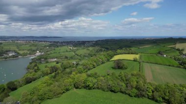 Greenway, River Dart, South Devon, İngiltere: DRONE ViEWS: River Dart Hills Galmpton Creek yönünde uçuyor; Torbay denizi uzaktadır. Güney Devon, İngiltere 'de popüler bir tatil beldesi ve emeklilik alanıdır.).