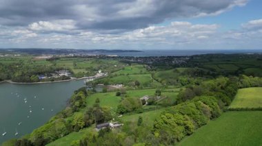 Greenway, River Dart, Güney Devon, İngiltere: DRONE VİEWS: İnsansız hava aracı, Galmpton Deresi 'ni, Dart Nehri' ni, Torbay 'ı ve uzaktaki denizi gösteren Greenway House yakınlarına iner. Güney Devon, İngiltere 'de popüler bir tatil ve emeklilik alanıdır..