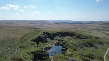 Foggintor, Dartmoor, Devon, İngiltere: DRone VieWS: Eski granit ocağı, Foggintor ve Dartmoor Ulusal Parkı manzarası. Foggintor 1843 yılında tamamlanan Nelson Sütunu için granit sağladı (30.). 