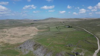 Foggintor, Dartmoor, Devon, İngiltere: DRONE VİEWS: Foggintor granit kuyrukları ve Dartmoor manzarası. Foggintor, 1843 yılında Londra 'da tamamlanan Nelson Sütunu için granit sağladı.. 