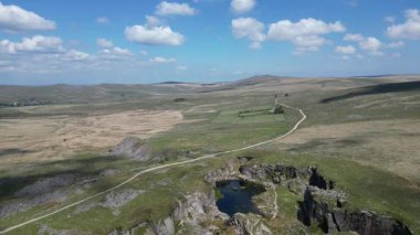 Foggintor, Dartmoor, Devon, İngiltere: DRone VieWS: Eski granit ocağı, Foggintor ve Dartmoor Ulusal Parkı manzarası. Foggintor 1843 yılında tamamlanan Nelson Sütunu için granit sağladı (Clip 29). 