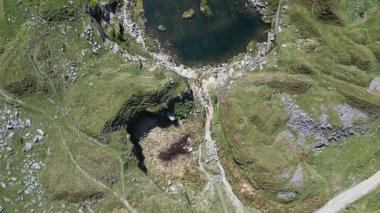 Foggintor, Dartmoor, Devon, İngiltere: DRone VieWS: Eski granit ocağı, Foggintor ve Dartmoor Ulusal Parkı manzarası. Foggintor 1843 yılında tamamlanan Nelson Sütunu için granit sağladı (Klip 28). 