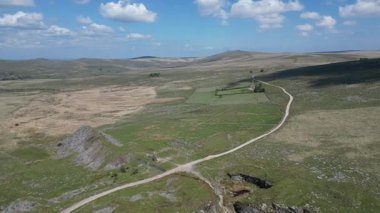 Foggintor, Dartmoor, Devon, İngiltere: DRone VieWS: Eski granit ocağı, Foggintor ve Dartmoor Ulusal Parkı manzarası. Foggintor 1843 yılında tamamlanan Nelson Sütunu için granit sağladı (Klip 26). 