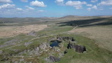 Foggintor, Dartmoor, Devon, İngiltere: DRone VieWS: Eski granit ocağı, Foggintor, Dartmoor tarafından çevrili. Foggintor, Londra 'da 1843 yılında tamamlanan Nelson Sütununun inşası için granit sağladı (Klip 24).