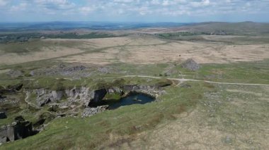 Foggintor, Dartmoor, Devon, İngiltere: DRone VieWS: Eski granit ocağı, Foggintor, Dartmoor tarafından çevrili. Foggintor, Londra 'da 1843 yılında tamamlanan Nelson Sütununun inşası için granit sağladı (Bölüm 23).