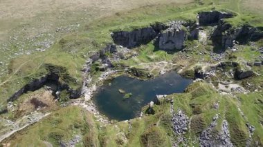 Foggintor, Dartmoor, Devon, İngiltere: DRone VieWS: Eski granit ocağı, Foggintor, Dartmoor tarafından çevrili. Foggintor, Londra 'da 1843 yılında tamamlanan Nelson Sütununun inşası için granit sağladı (Klip 22).