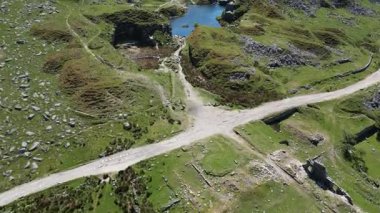 Foggintor, Dartmoor, Devon, İngiltere: DRone VieWS: Eski granit ocağı, Foggintor, Dartmoor tarafından çevrili. Foggintor, Londra 'da 1843 yılında tamamlanan Nelson Sütununun inşası için granit sağladı (Klip 19).