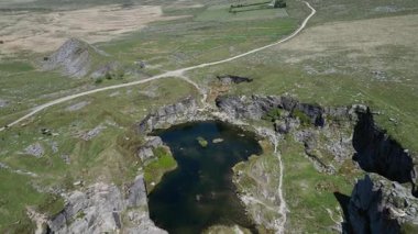 Foggintor, Dartmoor, Devon, İngiltere: DRone VieWS: Eski granit ocağı, Foggintor, Dartmoor tarafından çevrili. Foggintor, Londra 'da 1843 yılında tamamlanan Nelson Sütununun inşası için granit sağladı (11.).