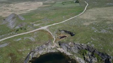 Foggintor, Dartmoor, Devon, İngiltere: DRone VieWS: Eski granit ocağı, Foggintor, Dartmoor tarafından çevrili. Foggintor, Londra 'da 1843 yılında tamamlanan Nelson Sütununun inşası için granit sağladı (9.).