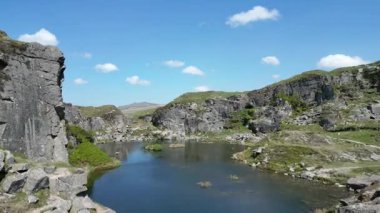 Foggintor, Dartmoor, Devon, İngiltere: DRone VieWS: Eski granit ocağı, Foggintor, Dartmoor tarafından çevrili. Foggintor, Londra 'da 1843 yılında tamamlanan Nelson Sütununun inşası için granit sağladı (Klip 1).