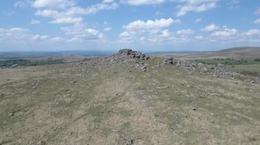 King 's Tor, Dartmoor, Devon, İngiltere: DRone VieWS: King' s Tor taşları Dartmoor manzara ile çevrili. Dartmoor Ulusal Parkı ve onun sahipleri İngiltere 'nin en büyük turistik yeridir..