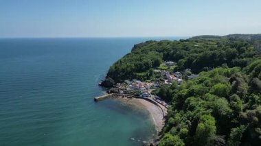 Babbacombe, Torbay, Güney Devon, İngiltere: DRone VieW: Babbacombe plajı ve liman duvarının yüksek açılı görüntüsü. Babbacombe, İngiltere 'nin popüler bir tatil beldesi ve su sporları meraklıları için bir mıknatıs..