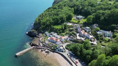 Babbacombe, Torbay, Güney Devon, İngiltere: DRONE VİEWS: İnsansız hava aracı Babbacombe plajı ve liman duvarının yukarıdan görünüşünden geriye doğru döner. Babbacombe, İngiltere 'nin popüler bir tatil beldesi ve su sporları meraklıları için bir mıknatıs...