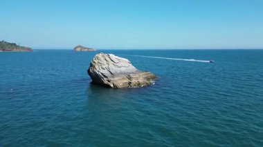 Torbay, Güney Devon, İngiltere: Bir sürat teknesi körfezi geçiyor, Shag Rock 'ı geçiyor, Torquay yönünde. Torbay İngiltere 'de popüler bir tatil ve emeklilik alanıdır (Clip 3).