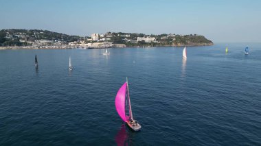 Torquay, Torbay, Güney Devon, İngiltere: DRONE ViEWS: Torquay limanı yakınlarında yelken açan yat kulübü üyeleri. Torbay popüler bir İngiltere tatil beldesi ve su sporları meraklıları için bir mıknatıstır (Fotoğraf: 1 / 3).
