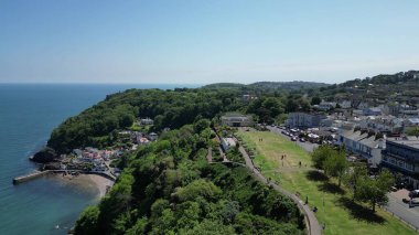 Babbacombe, Güney Devon, İngiltere: DRONE VİEWS: İHA Babbacombe Down 'a paralel uçar ve Babbacombe limanını ve kumsalını gösterir (solda). Babbacombe popüler bir İngiltere tatil beldesidir (Fotoğraf: 1 / 2).