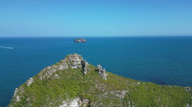 Torbay, Güney Devon, İngiltere: Uzaktaki Orestone ile Thatcher Kayası 'nın yüksek açılı görüntüsü. Torbay İngiltere 'nin popüler bir tatil beldesi ve su sporları meraklıları için bir mıknatıs..