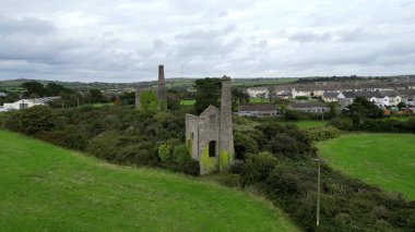 Camborne, Cornwall, İngiltere: DRONE ViEW: Kasabanın kenar mahallelerindeki eski teneke maden tekerli evler. Camborne, 19. yüzyılın ilk yarısında dünyanın en zengin teneke madencilik alanlarından biriydi (Fotoğraf 4).).