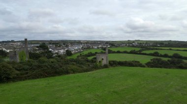 Camborne, Cornwall, İngiltere: DRONE ViEW: Kasabanın kenar mahallelerindeki eski teneke maden tekerli evler. Camborne, 19. yüzyılın ilk yarısında dünyanın en zengin teneke madencilik alanlarından biriydi (Fotoğraf 3 / 4).).