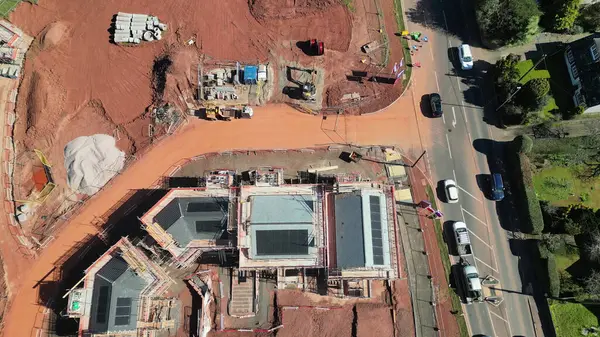 Collaton St Mary, Güney Devon, İngiltere yakınları: DRONE ViEW: Totnes Road (A385) boyunca bir ev inşaatı alanı. Bu, deniz kıyısındaki Paignton kasabası yakınlarında yenilenmekte olan yeşil kuşaklı bir arazi geliştirmesidir (Fotoğraf 4 'te 3).).