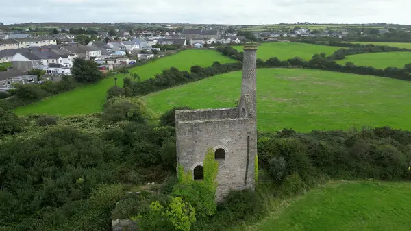 Camborne, Cornwall, İngiltere: DRONE ViEW: Kasabanın kenar mahallelerindeki eski teneke maden tekerli evler. Camborne, 19. yüzyılın ilk yarısında dünyanın en zengin teneke madencilik alanlarından biriydi (Fotoğraf 2 / 4).).