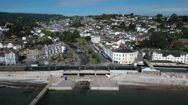 Dawlish, Güney Devon, İngiltere: DRONE ViEW: Şehirlerarası bir tren Dawlish tren istasyonundan geçer; kasaba b / g 'dedir. Tren hattı Penzance, Cornwall 'a hizmet veriyor. Devon İngiltere 'de popüler bir tatil beldesidir (Fotoğraf: 1 / 2). 