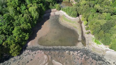 River Dart, Güney Devon, İngiltere: DRONE ViEW: Nehrin kıyısındaki bir dere ağzının enkaz duvarıyla çizilmiş bir ortaçağ somon tuzağının yukarıdan görünüşü. Tuzağı 14. yüzyılda Torre Manastırı 'nın Topları kurdu..