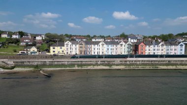 Dawlish, Güney Devon, İngiltere: Viktorya dönemi teras evlerinin önünden geçen şehirlerarası bir trenin geniş bir görüntüsü. Ana hat Penzance, Cornwall 'a hizmet veriyor. Güney Devon, İngiltere 'de popüler bir tatil merkezidir (Fotoğraf 2 / 2).