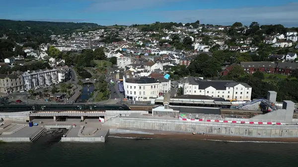 Dawlish, Güney Devon, İngiltere: DRONE ViEW: Şehirlerarası bir tren Dawlish tren istasyonundan geçer; kasaba b / g 'dedir. Tren hattı Penzance, Cornwall 'a hizmet veriyor. Devon, İngiltere 'de popüler bir tatil merkezidir (Fotoğraf 2 / 2). 