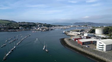 Plymouth, Devon, İngiltere: DRONE VİEWS: The River Plym; Riverfront limanları ve depoları; Mount Batten; Plymouth Sound. Plymouth gelişen bir limandır ve Batı Avrupa 'daki en büyük operasyon üssüne sahiptir..