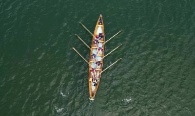 Paignton, Torbay, Güney Devon, İngiltere: DRONE ViEW: Bir eğitim oturumu sırasında bir konser teknesi ve mürettebatının genel görünümü. Torbay popüler bir İngiltere tatil beldesi ve su sporları meraklıları için bir mıknatıstır (Fotoğraf 2 / 2).