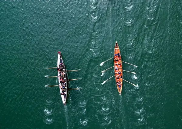Paignton, Torbay, Güney Devon, İngiltere: DRONE ViEW: Bir eğitim oturumu sırasında iki konfeksiyon botu ve mürettebatının genel görünümü. Torbay popüler bir İngiltere tatil beldesi ve su sporları meraklıları için bir mıknatıstır (Fotoğraf: 1 / 2).