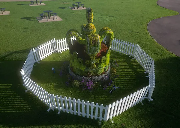 Torquay, Torbay, Güney Devon, İngiltere: DRONE ViEW: Kral III. Charles 'ın Kraliçe II. Elizabeth' in ölümünden sonra taç giyme töreninde giydiği tacın süslü bir kopyası. Kraliyet, yeni kralın tahta çıkışını kutlamak için tasarlandı..